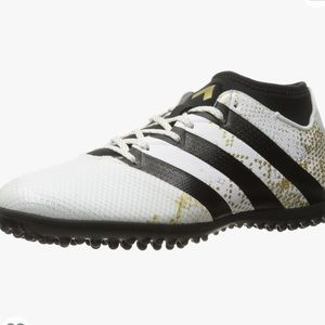 Indoor soccer shoes